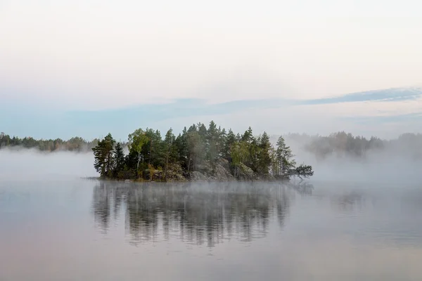 Insel im Nebel — Stockfoto