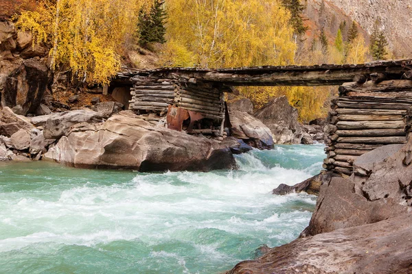 Vecchio ponte di legno — Foto Stock