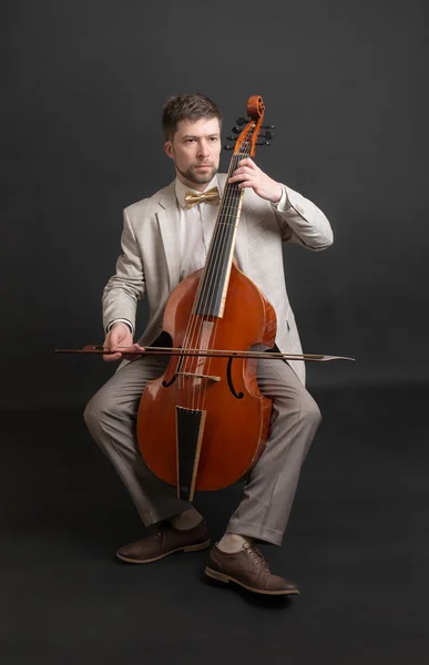 Man spelar viola da gamba — Stockfoto