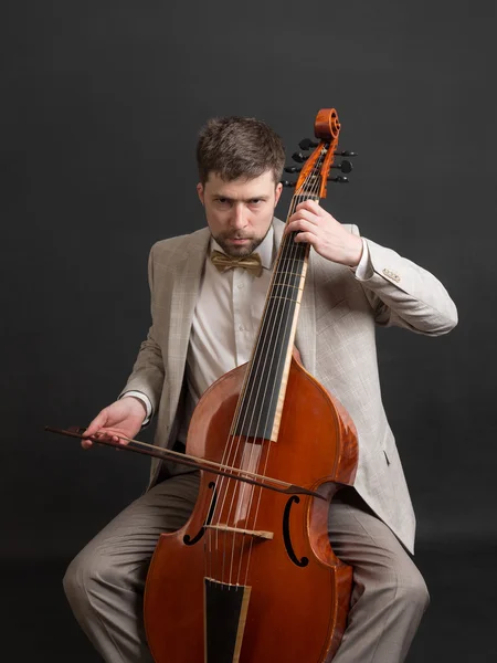 Músico tocando viola da gamba — Fotografia de Stock