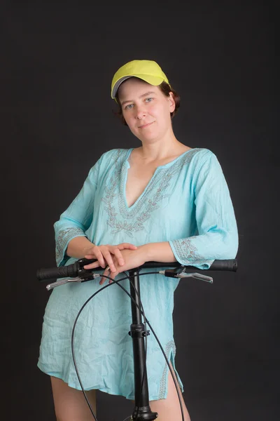 Mulher com uma bicicleta — Fotografia de Stock