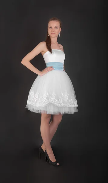 Дівчина в білій вечірній сукні — стокове фото