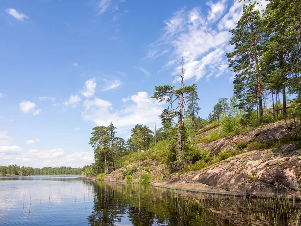 Rocky shore of the lake — Stock Photo, Image