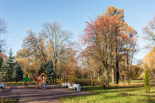 Park op een zonnige herfstdag — Stockfoto