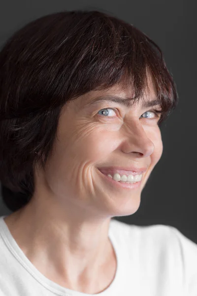 Retrato de una mujer sonriente — Foto de Stock