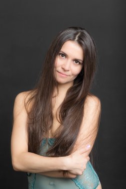 Uzun saçlı kadın.