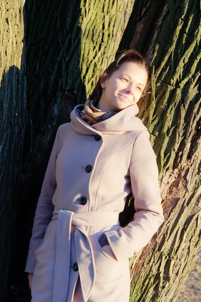 Chica cerca de un árbol —  Fotos de Stock