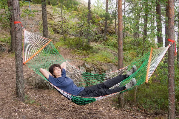 Hangmat in het bos — Stockfoto