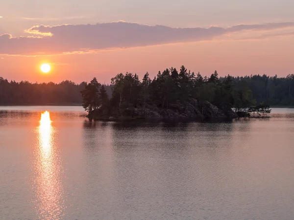 Isola rocciosa al tramonto — Foto Stock