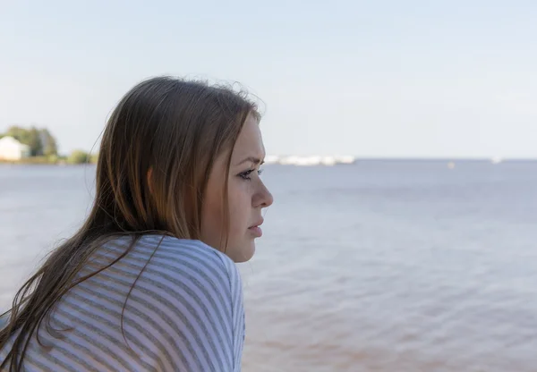 Chica pensativa en el mar — Foto de Stock