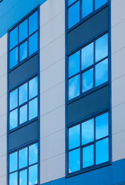 Janelas azuis na fachada — Fotografia de Stock