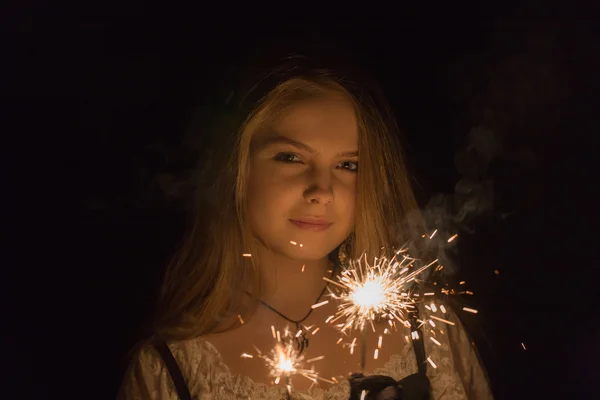 Retrato de menina com luzes festivas — Fotografia de Stock