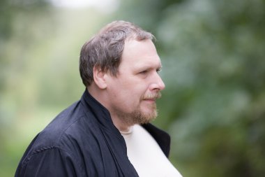 adam yeşil bir arka plan üzerinde