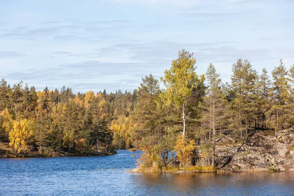 Isla rocosa en otoño —  Fotos de Stock