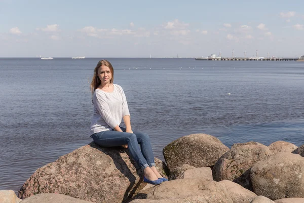 Chica en las rocas —  Fotos de Stock