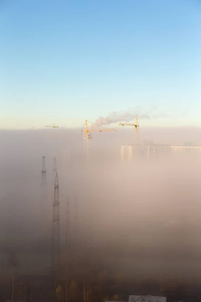 Cantiere Città Sotto Nebbia Mattutina — Foto Stock