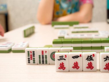 Mahjong oynarken masada rastgele zar pozisyonu