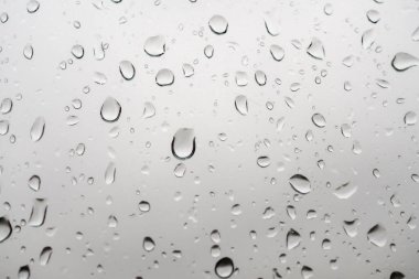 Pencerenin camına yağmur damlaları damlıyor.