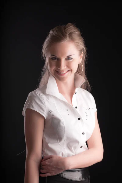 Porträt Eines Mädchens Weißer Bluse Auf Schwarzem Hintergrund — Stockfoto