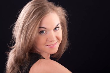 Siyah arka planda bir kızın stüdyo portresi.