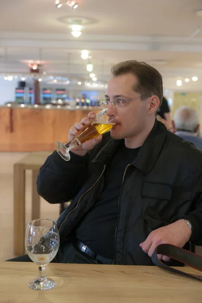 Portrait Man Drinking Beer Bar — Stock Photo, Image