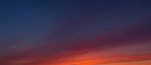 日落时带着云彩的抽象天空全景 — 图库照片