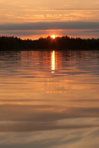 Dramatický Západ Slunce Mraky Nad Lesním Jezerem Létě — Stock fotografie