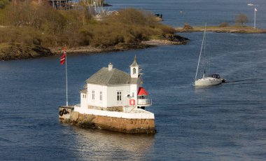 Norveç kıyılarındaki fiyortlarda manzara