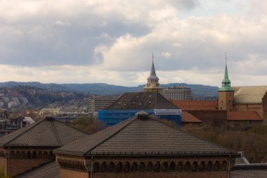 Oslo 'daki eski şatonun kuleleriyle manzara
