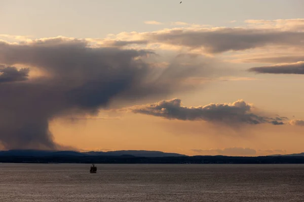 日没時に海の上に雲がある風景 — ストック写真