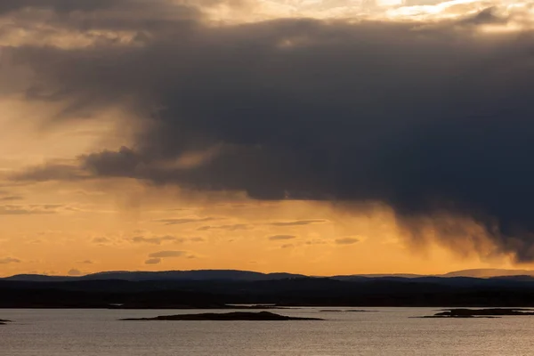 日没時に海の上に雲がある風景 — ストック写真