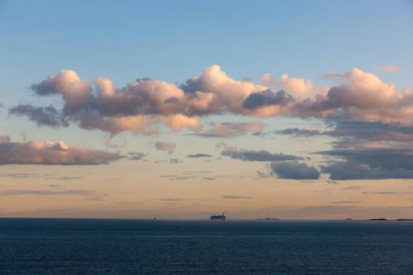 Cumulus Moln Över Havet Vid Solnedgången — Stockfoto