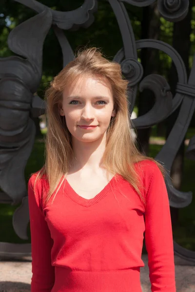 Retrato Una Hermosa Rubia Con Pelo Largo —  Fotos de Stock