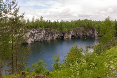 Ruskeala 'da yaz mevsiminde dağ manzarası