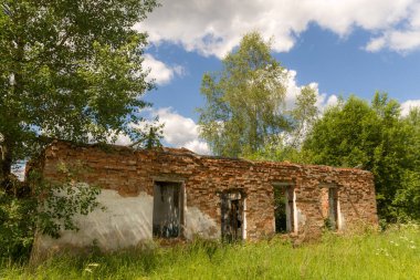 Yazın eski bir tuğla binanın kalıntıları.