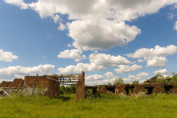 夏の古いレンガ造りの建物の廃墟 — ストック写真