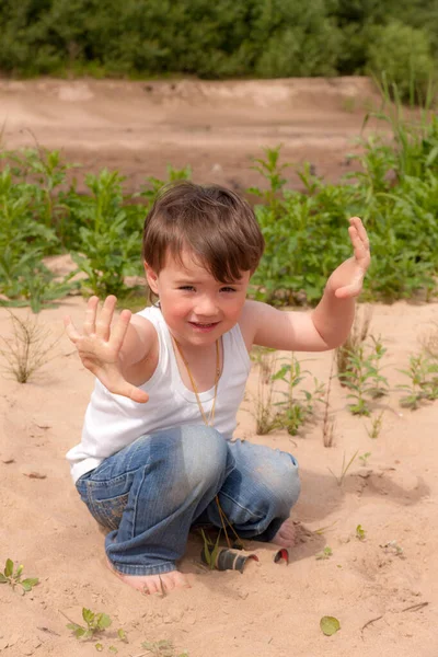 夏天在沙滩上沙滩上玩耍的男孩 — 图库照片