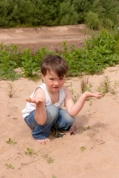 Pojke Som Leker Sanden Stranden Sommar — Stockfoto