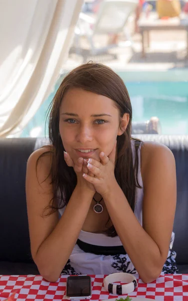 Retrato Uma Menina Com Olhos Azuis — Fotografia de Stock