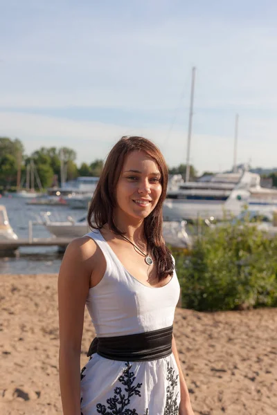 Ritratto Una Ragazza Vestito Sulla Spiaggia Una Giornata Sole — Foto Stock