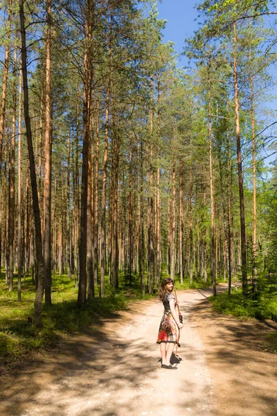 Flicka Bågskytt Med Båge Skogen Grusväg — Stockfoto