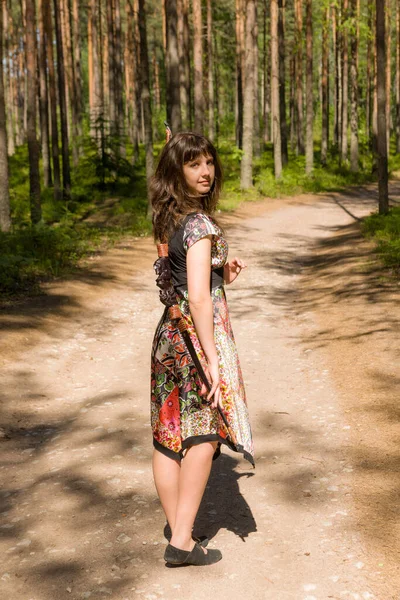 Ragazza Arciere Con Fiocco Nella Foresta Una Strada Sterrata — Foto Stock