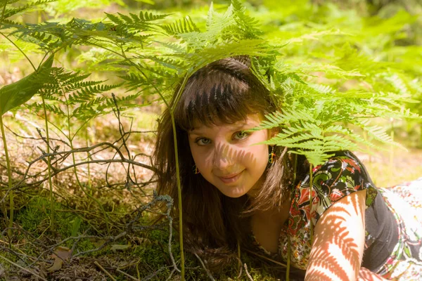 阳光灿烂的日子里一个女孩在蕨树下的画像 — 图库照片