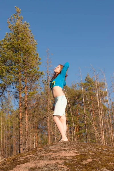 Дівчина Підліток Скелі Літньому Лісі — стокове фото
