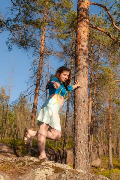 夏の森の岩の上の10代の少女 — ストック写真