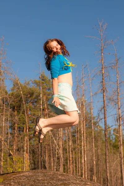 Menina Salto Sobre Uma Rocha Floresta Verão — Fotografia de Stock