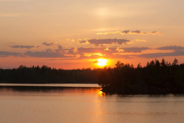 Tramonto Dravatico Sul Lago Nel Bosco — Foto Stock