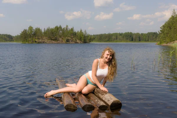 Chica Una Balsa Madera Lago Verano — Foto de Stock