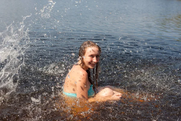 Mädchen Bikini Wasser Eines Sommersees — Stockfoto
