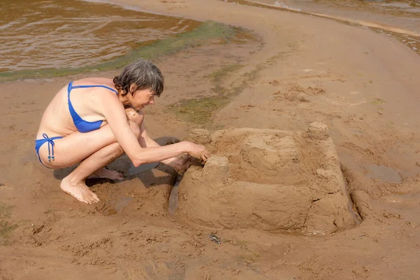 Mulher Construindo Castelo Areia Praia Verão — Fotografia de Stock